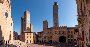 SAN GIMIGNANO, İtalya - 20 Eylül 2023 San Gimignano 'daki ana meydanı ve ünlü saray kuleleri, İtalya