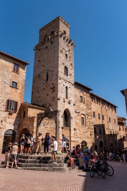 SAN GIMIGNANO, İtalya - 20 Eylül 2023 - San Gimignano şehir merkezinde Piazza della Cisterna, İtalya