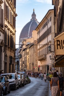 FLORENCE, ITALY - 21 Eylül 2023 - Floransa 'daki Santa Maria del Fiore Katedrali' nin Cupola 'sı, İtalya' nın uzak bir sokağından görüldü