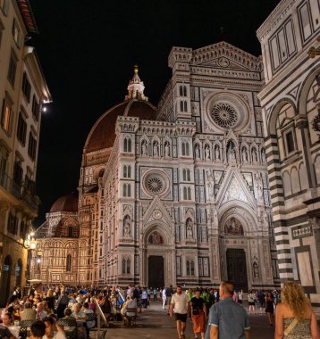 FLORENCE, İTALYA - 21 Eylül 2023 - Ünlü Floransa katedrali gece aydınlandı, İtalya