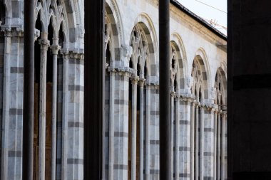 PISA, İtalya - 10 Eylül 2023 - İtalya 'nın Pisa katedrali yakınlarındaki ünlü Kamposanto mezarlığı