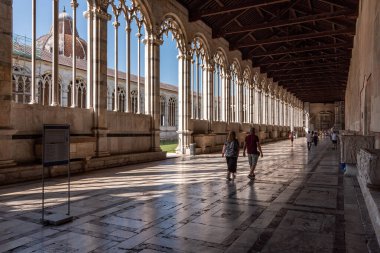 PISA, İtalya - 10 Eylül 2023 - İtalya 'nın Pisa katedrali yakınlarındaki ünlü Kamposanto mezarlığı