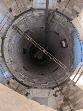 PISA, İtalya - 10 Eylül 2023 - İtalya 'nın ünlü eğik kulesi Pisa' ya bakın