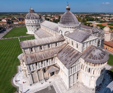 PISA, İtalya - 10 Eylül 2023 - Pisa Katedrali ve Vaftizhanesi, İtalya