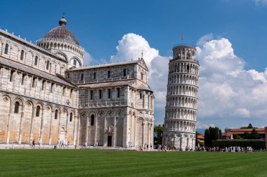 PISA, İtalya - 10 Eylül 2023 Katedral ve İtalya 'nın ünlü eğik kulesi