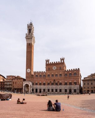 SIENA, İtalya - 23 Eylül 2023 - Siena şehir merkezindeki Piazza del Campo 'daki ikonik Palazzo Pubblico