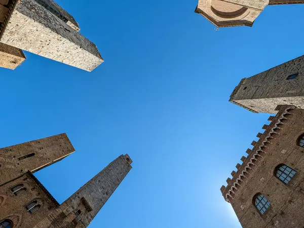 İtalya, San Gimignano 'daki Piazza del Duomo' da geniş açı gökyüzü manzarası