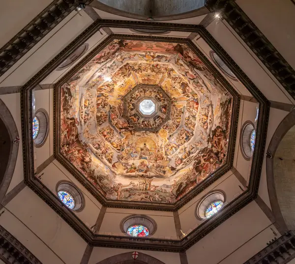 FLORENCE, İTALYA - 18 Eylül 2023 - İtalya, Floransa 'daki Santa Maria del Fiore katedralinin renkli tavanı