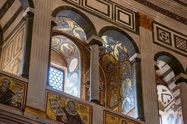 FLORENCE, İTALYA - 18 Eylül 2023 - İtalya, Floransa 'daki Santa Maria del Fiore katedralinin vaftiz töreninin mimari ayrıntıları