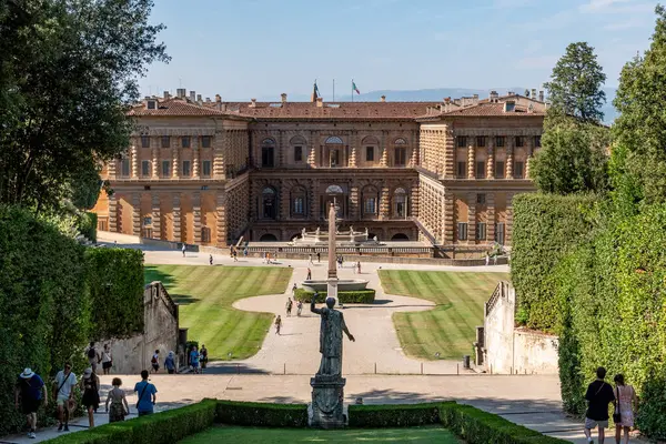 FLORENCE, İtalya - 18 Eylül 2023 - Floransa, İtalya 'da Ünlü Palazzo Pitti
