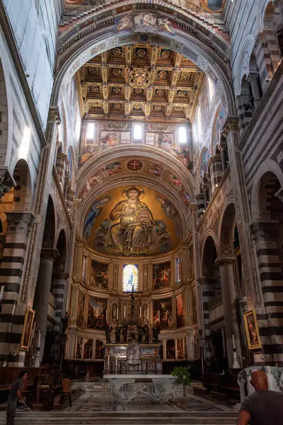 PISA, İtalya - 17 Eylül 2023 Pisa 'daki ünlü katedralin içinde