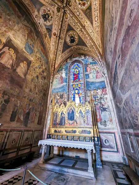 FLORENCE, İTALYA - 21 Eylül 2023 Floransa, İtalya 'daki Santa Maria Novella kilisesinde renkli freskler