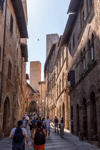 SAN GIMIGNANO, ITALY - 20 Eylül 2023 - San Gimignano sokaklarında, Salvucci, Pettini ve Chigi - İtalya