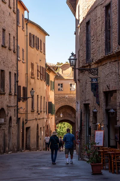 VOLTERRA, İtalya - 15 Ekim 2023 - Volterra şehir merkezindeki Via Guarnacci 'de turistler
