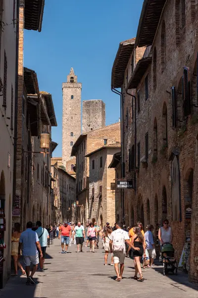 SAN GIMIGNANO, ITALY - 20 Eylül 2023 - San Giovanni, İtalya üzerinden Cugagnesi ve Grosso kulelerinin manzarası
