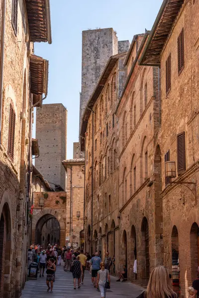 SAN GIMIGNANO, İtalya - 20 Eylül 2023 - San Gimignano, İtalya 'daki Pettini ve Salvucci kulelerinin manzarası