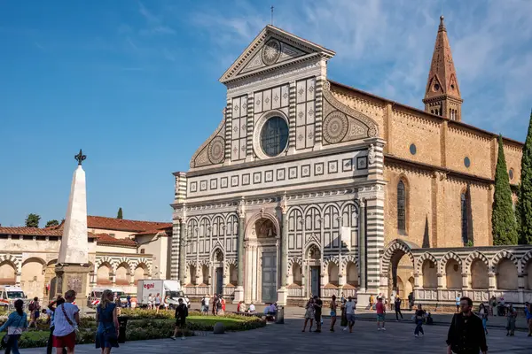 FLORENCE, İTALYA - 21 Eylül 2023 - Rönesans Kilisesi Cephesi Santa Maria Novella Floransa, İtalya