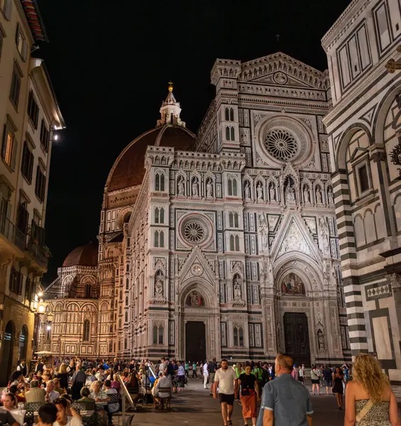 FLORENCE, İTALYA - 21 Eylül 2023 - Ünlü Floransa katedrali gece aydınlandı, İtalya