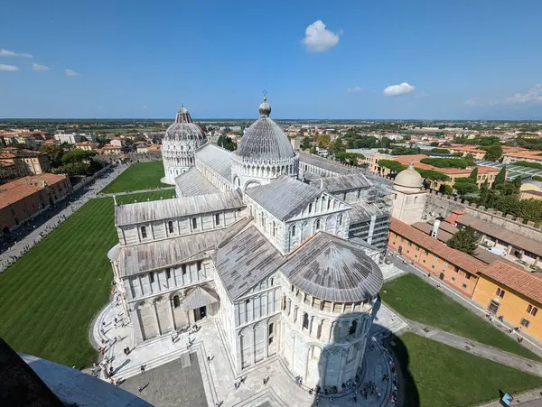 PISA, İtalya - 10 Eylül 2023 - Pisa Katedrali ve Vaftizhanesi, İtalya