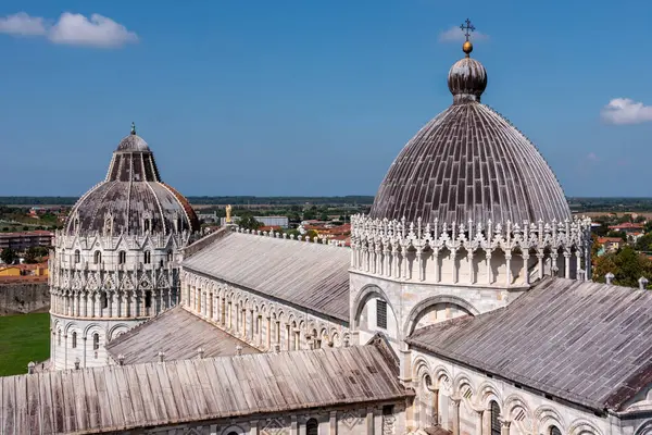 PISA, ITALY - 10 Eylül 2023 - Pisa katedrali ve vaftiz töreni, İtalya 'nın eğimli kulesinden görüldü