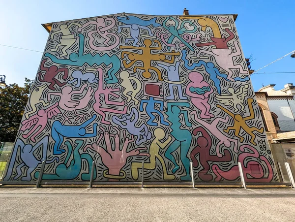 Pisa Talya Eylül 2023 Keith Haring Duvar Boyası Tuttomondo - Stok İmaj