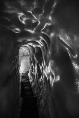 HINTERTUX, AUSTRIA - 10 Eylül 2023 - Doğal bir buzul mağarasında dar bir yol