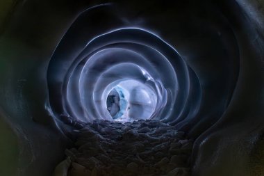 HINTERTUX, AUSTRIA - 10 Eylül 2023 - Doğal bir buzul mağarasında dar bir yol