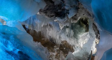 HINTERTUX, AUSTRIA - 10 Eylül 2023 - Doğal bir buzul mağarasında büyük bir buz oluşumu