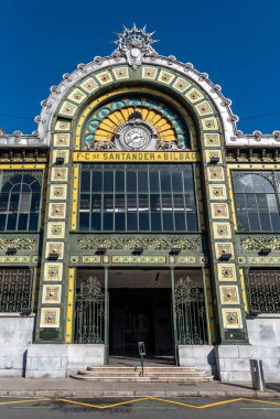 İspanya Bilbao 'daki Abando tren istasyonunun önündeki ünlü ana giriş.
