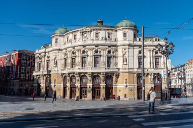 Güneşli bir günde açık mavi gökyüzü ile Arriaga Tiyatrosu 'nu gösteren Bilbao' daki tarihi bir Avrupa binasının çarpıcı manzarası.