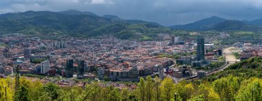 Bilbao şehir merkezinden panoramik manzara ve İspanya 'nın Artxandako tepesinden görülen ünlü Guggenheim müzesi.