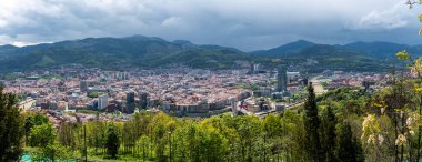 Bilbao şehir merkezinden panoramik manzara ve İspanya 'nın Artxandako tepesinden görülen ünlü Guggenheim müzesi.