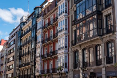 İspanya 'nın Bask ülkesinin özerk bölgesi Bilbao şehir merkezindeki balkon ve koy pencereli konut binalarının tipik ön cephesi