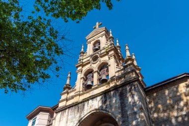 San Vicente de Abando Kilisesi 'nin çanları ya da Bilbao, İspanya şehir merkezindeki San Bizente Kilisesi
