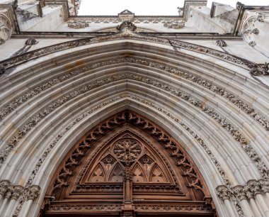 Bask ülkesinin özerk bölgesi Bilbao 'daki San Anton veya Saint Anthony kilisesinin Gotik kilise kapısı.
