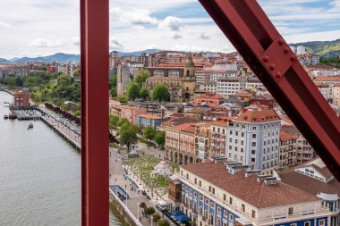 Portekiz 'deki UNESCO dünya mirası Vizcaya köprüsünün tepesinden muhteşem panoramik manzara, Bask ülkesinin özerk bölgesi Alberto Palacio tarafından tasarlandı.