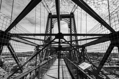 Portekiz 'deki UNESCO dünya mirası Vizcaya köprüsünün tepesindeki muhteşem çelik mimarisi, Bask ülkesinin özerk bölgesi İspanya Alberto Palacio tarafından tasarlandı.