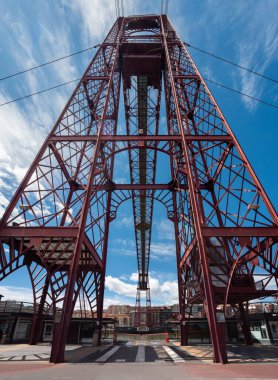 Bilbao yakınlarındaki Portekiz 'deki ünlü Vizcaya köprüsünün direği, Bask ülkesinin otonom bölgesinde yer alan Alberto Palacio tarafından tasarlanan UNESCO dünya mirası ışınlama köprüsü.