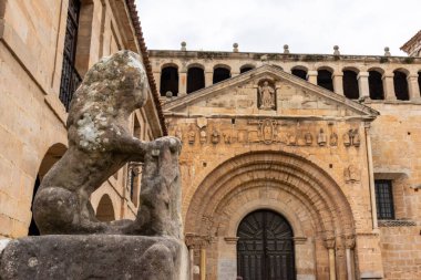 İspanya 'nın Cantabria bölgesindeki Santillana del Mar kasabasındaki Santillana Koleji veya Santa Juliana Koleji' nin mimari detayları.