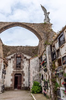Comillas 'taki eski tarihi taş mezarlığının detayları, okyanusa bakan bir melek heykeli, Cantabria, İspanya