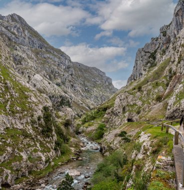 Kuzey İspanya, Asturias 'taki Picos de Europa dağlarında Cares' in muhteşem manzarası.