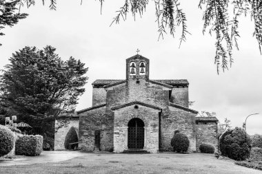 Oviedo 'daki San Julian de los Prados Kilisesi' nin ön cephesi, Romanesk UNESCO dünya mirası bölgesi, Kuzey İspanya 'daki Asturias
