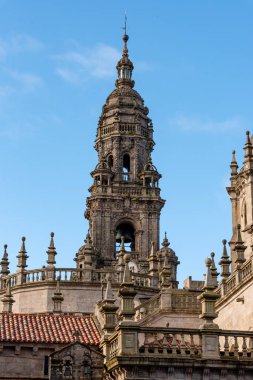 İspanya 'nın Galiçya bölgesindeki Santiago de Compostela' daki ünlü katedralin zengin dekore edilmiş klasik çan kulesi