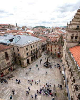 İspanya 'nın Galiçya kentindeki Santiago de Compostela katedralinin çatısından görülebilen at çeşmesiyle Praterias Meydanı.