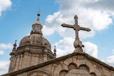 İspanya, Galiçya 'daki Santiago de Compostela katedralinin çatısının altında bir kuzu haçı.