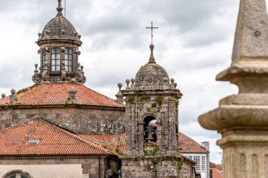 Santiago de Compostela 'daki San Paio de Andealtares kilisesinden eski küçük bir çan kulesi, İspanya katedralinden görüldü.