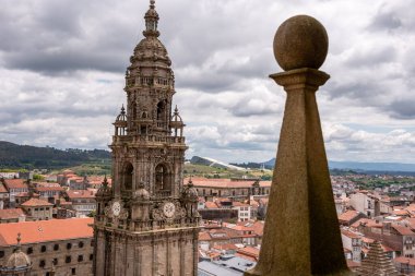 Santiago de Compostela Katedrali 'nin güney çan kulesinin panoramik manzarası, arka planda modern Galiçya Kültür Şehri, İspanya