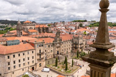 Santiago de Compostela 'nın merkezinde bulunan San Martino Manastırı İspanya' daki Galiçya katedralinin çatısından görüldü.