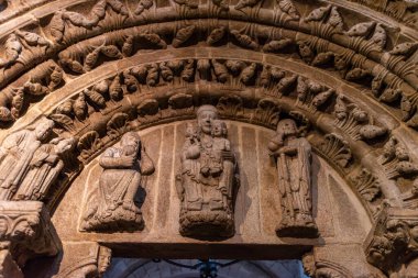 Santiago de Compostela Katedrali 'nin iç kapısının dekorasyonu. Bakire Meryem' i İsa ile sergilemek, gotik mimari, İspanya