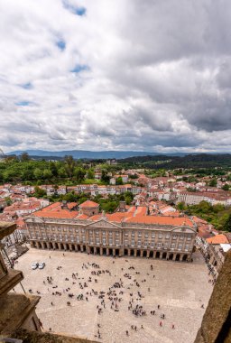 İspanya, Galiçya 'daki Santiago de Compostela' daki Obradoiro Meydanı ve Paxo de Raxoi Panoramik Manzarası